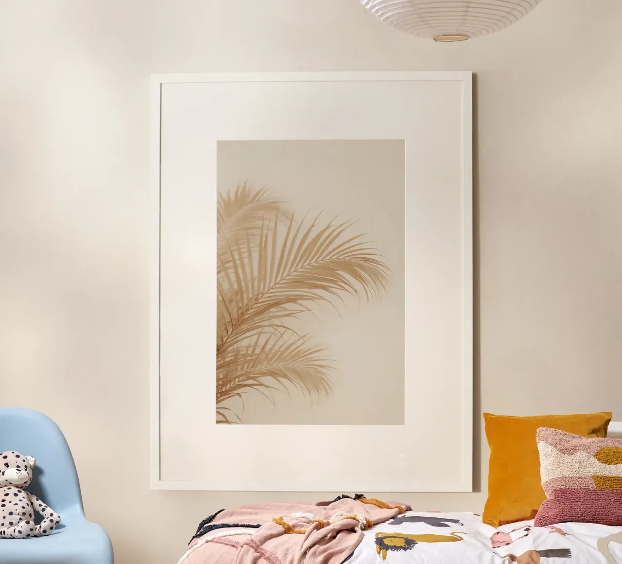 Twee geelbruine palmbladeren tegen beige achtergrond poster met houten frame van DesignDoodle