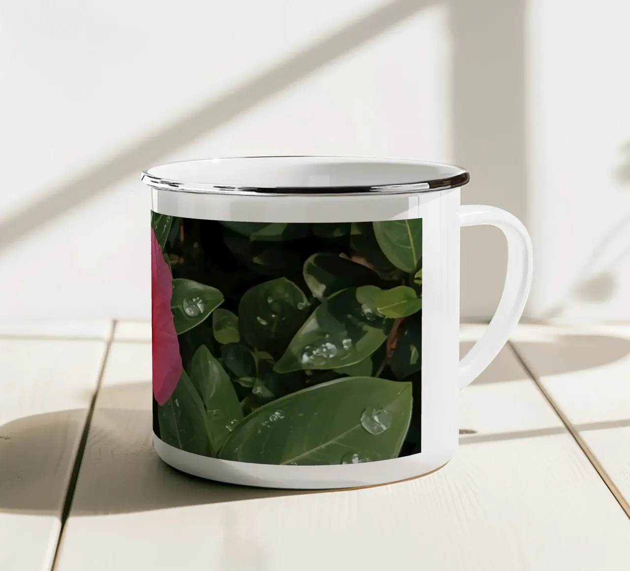 Fiori di ibisco rosa con gocce d'acqua su foglie verdi tazza in smalto da DesignDoodle