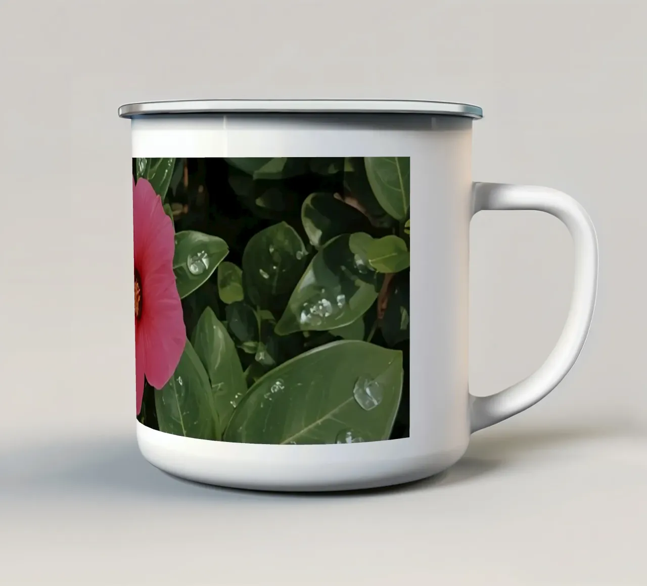 Fiori di ibisco rosa con gocce d'acqua su foglie verdi tazza in smalto da DesignDoodle