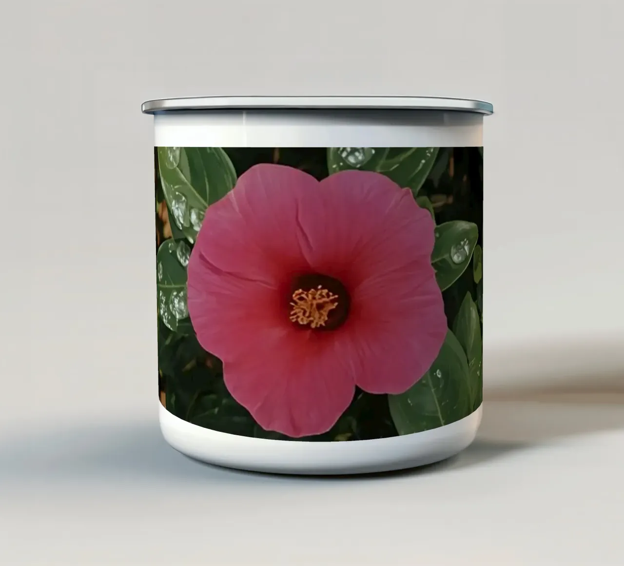 Fiori di ibisco rosa con gocce d'acqua su foglie verdi tazza in smalto da DesignDoodle