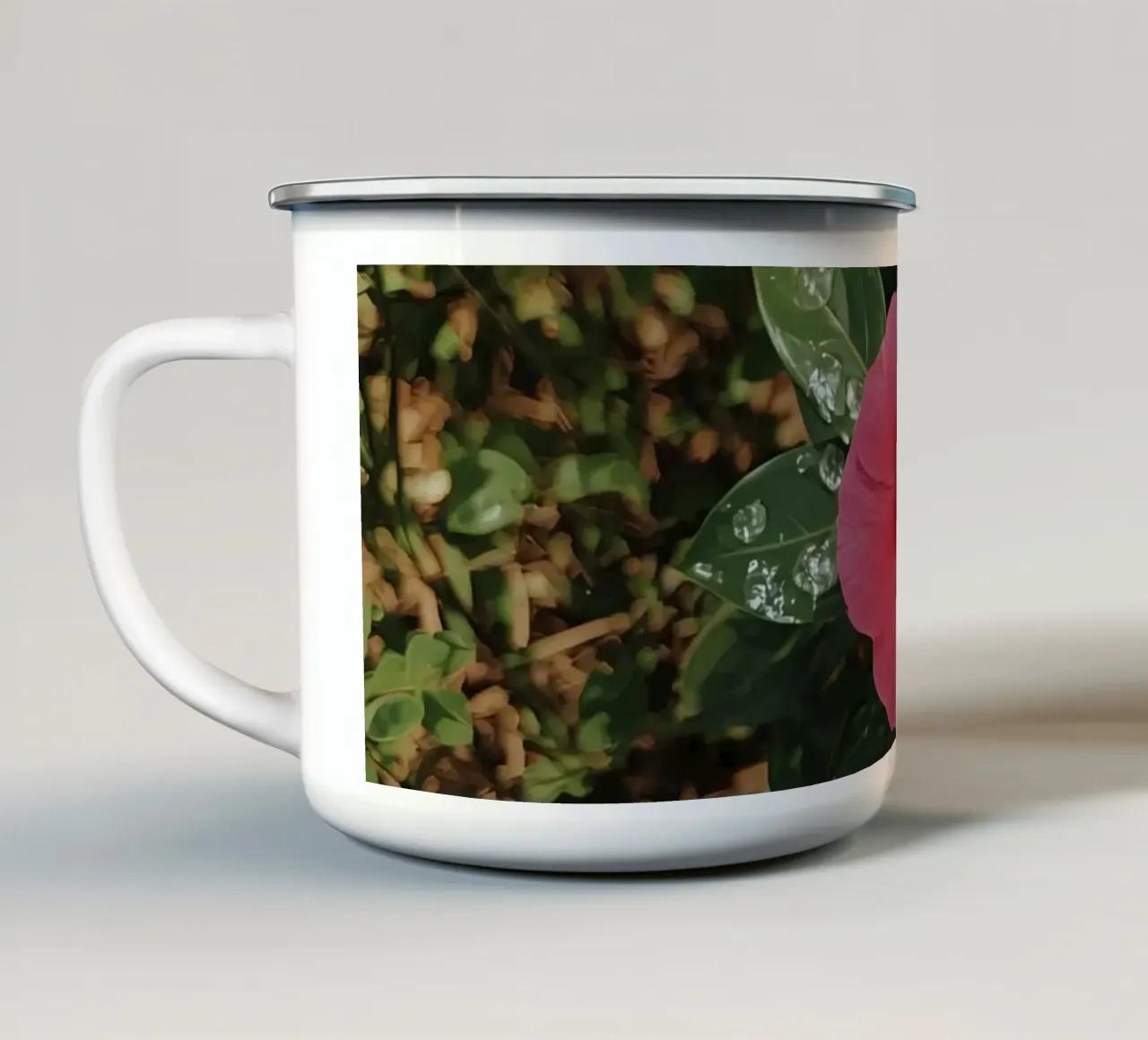Fiori di ibisco rosa con gocce d'acqua su foglie verdi tazza in smalto da DesignDoodle
