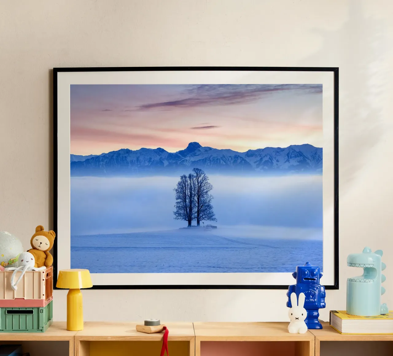 Arbre dans une mer de brouillard devant le Stockhorn I poster avec cadre en plastique de June Jordan