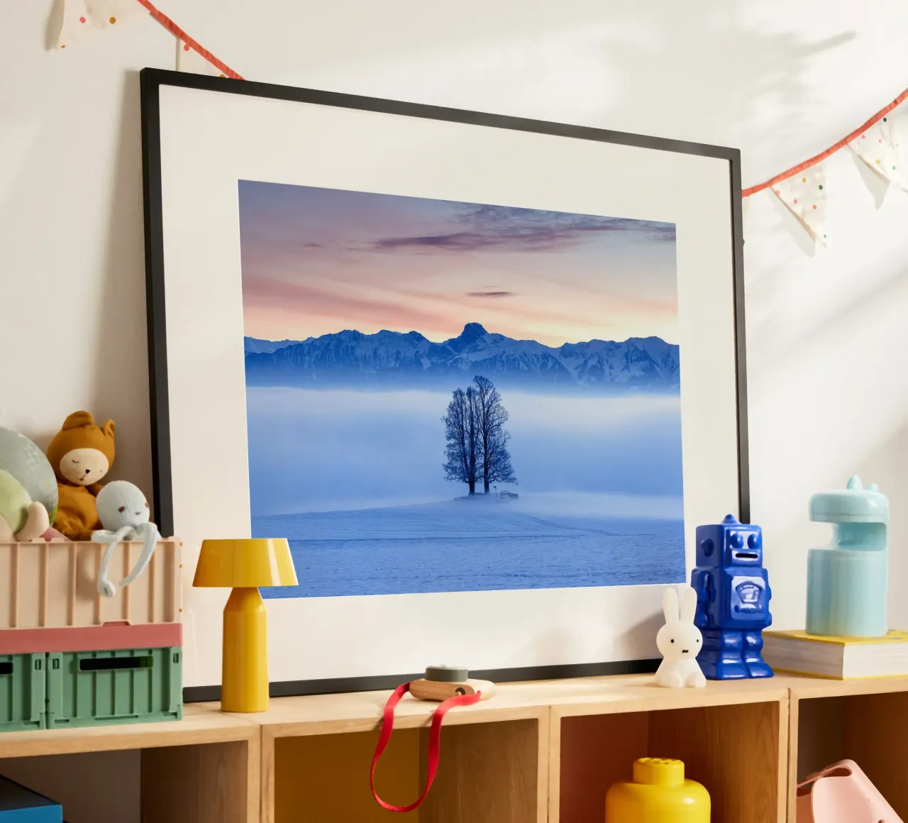 Arbre dans une mer de brouillard devant le Stockhorn I poster avec cadre en plastique de June Jordan