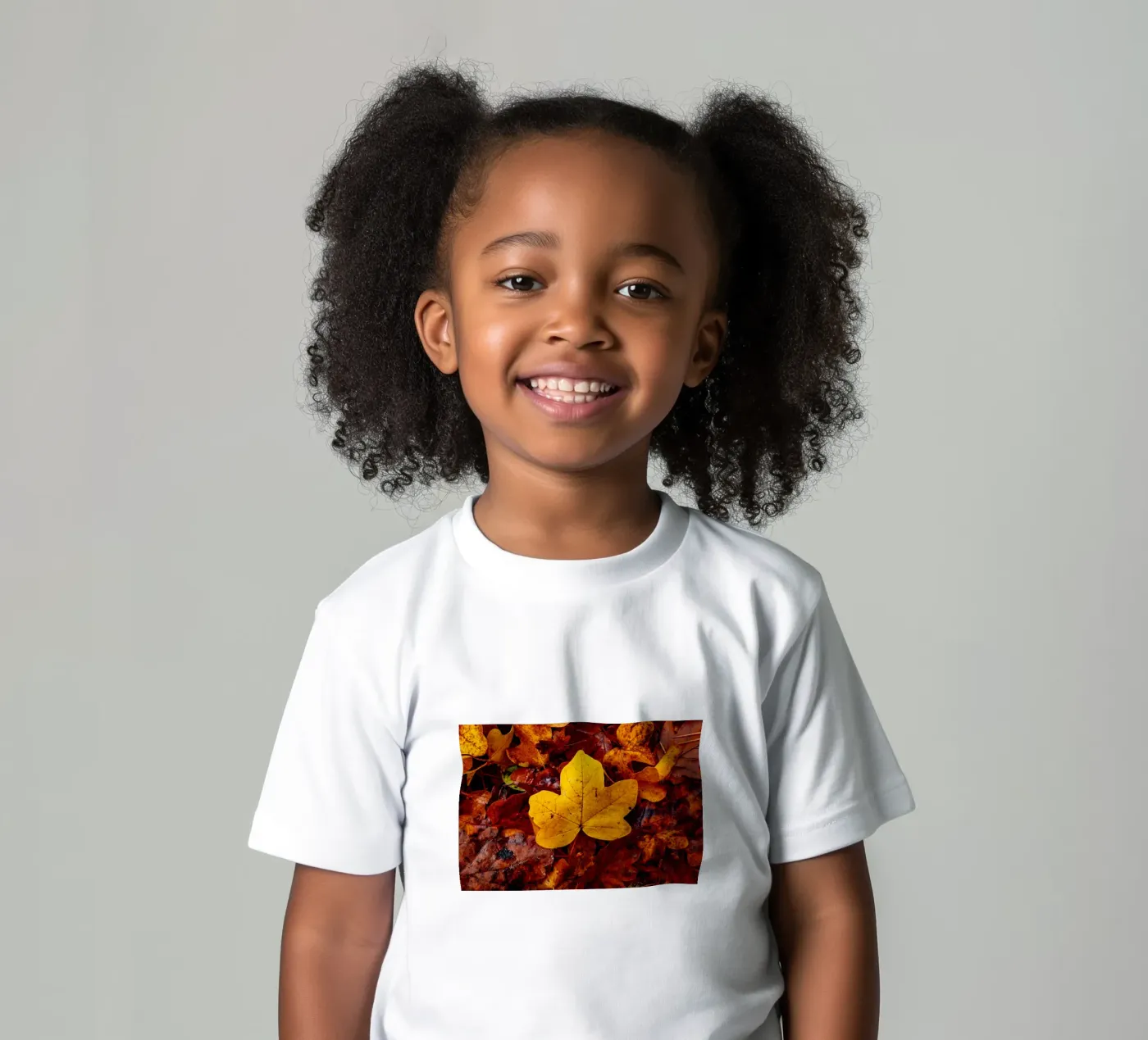Yellow maple leaf Kinder T-Shirt von Marcus Beckert | Fotografie