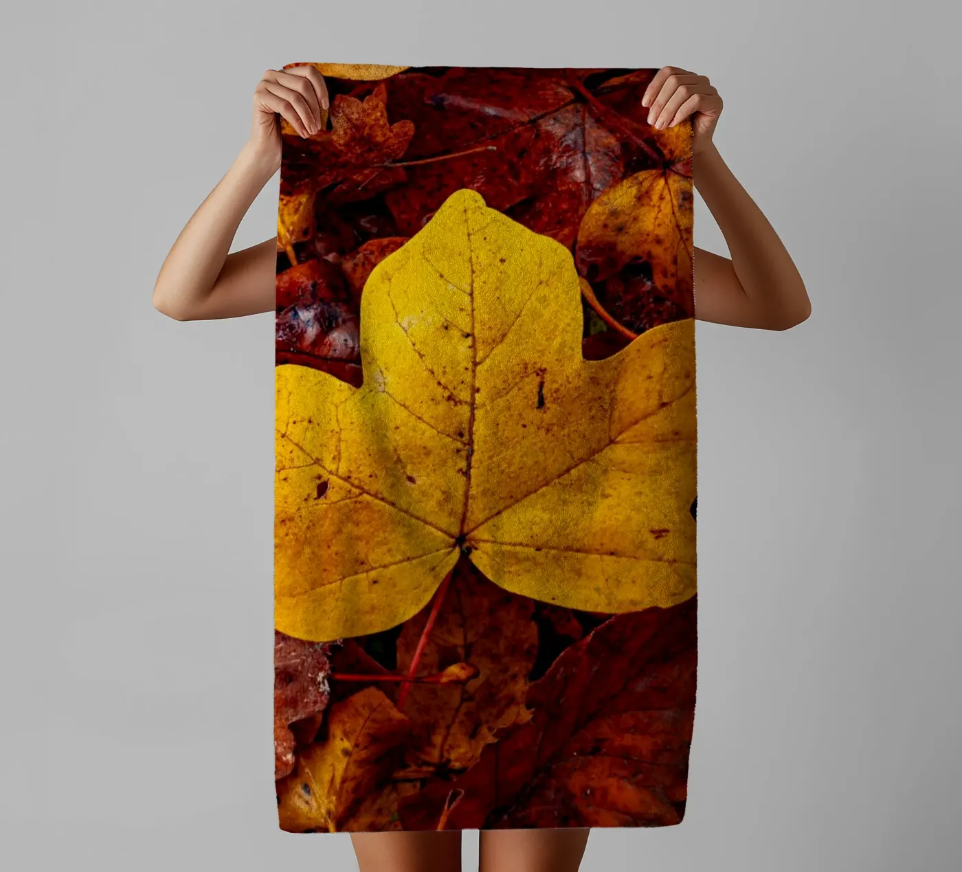 Yellow maple leaf towel by Marcus Beckert | Fotografie