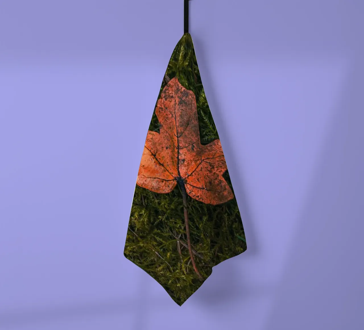 Feuille d'érable sur sol mousseux torchon de Marcus Beckert | Fotografie