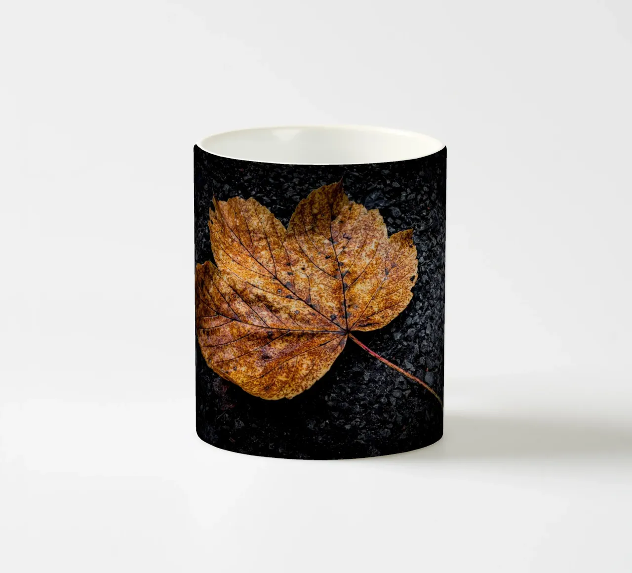 Foglia d'acero gialla tazza in ceramica da Marcus Beckert | Fotografie