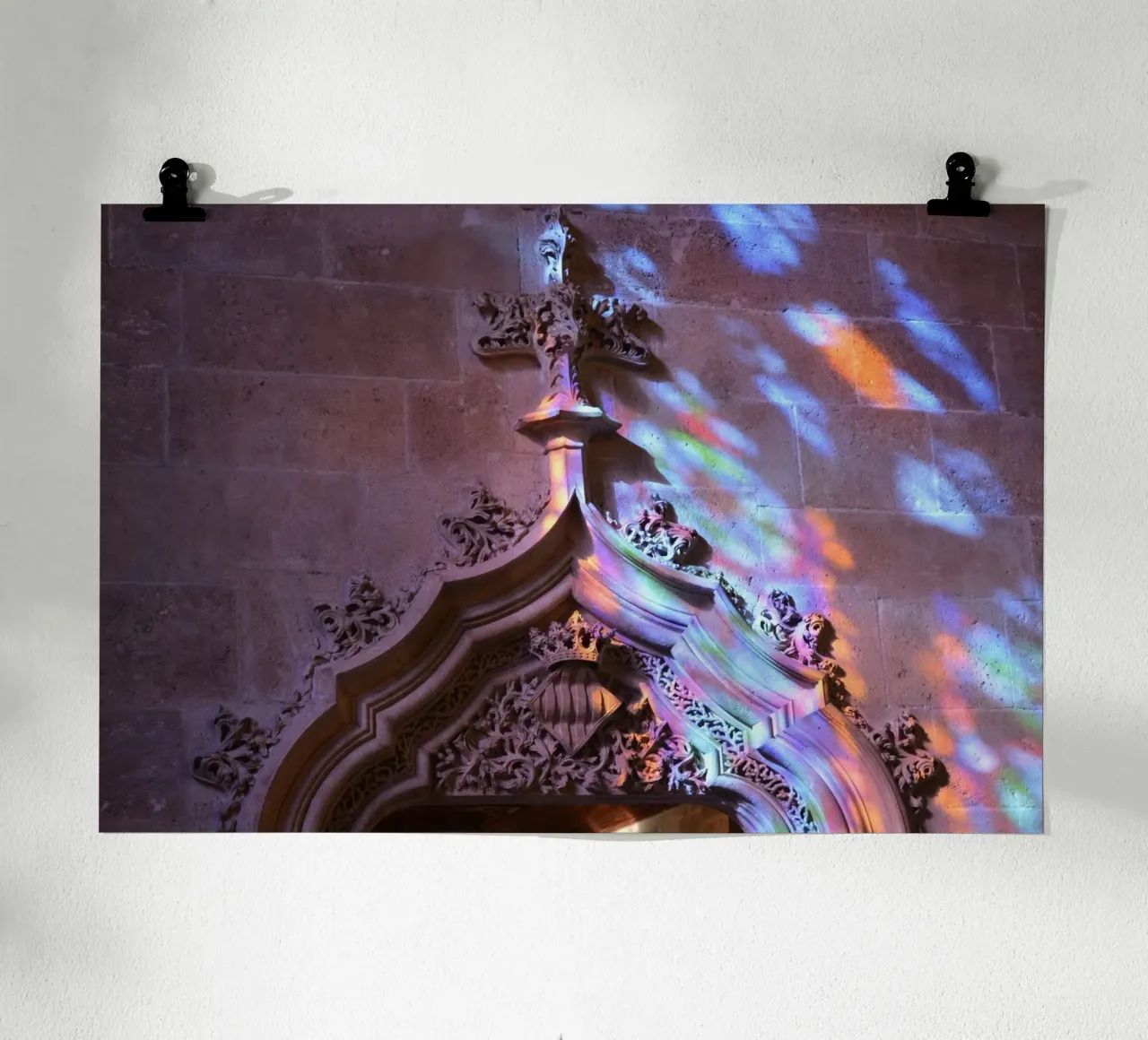 Riflessi colorati nella storica Borsa della seta di Valencia poster con telaio in plastica da byrieneke