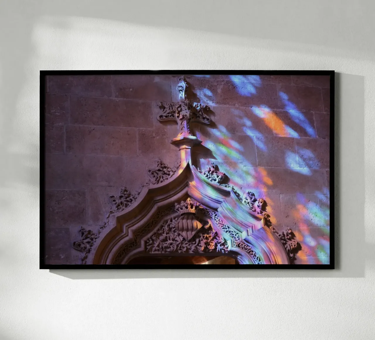 Riflessi colorati nella storica Borsa della seta di Valencia poster con telaio in plastica da byrieneke