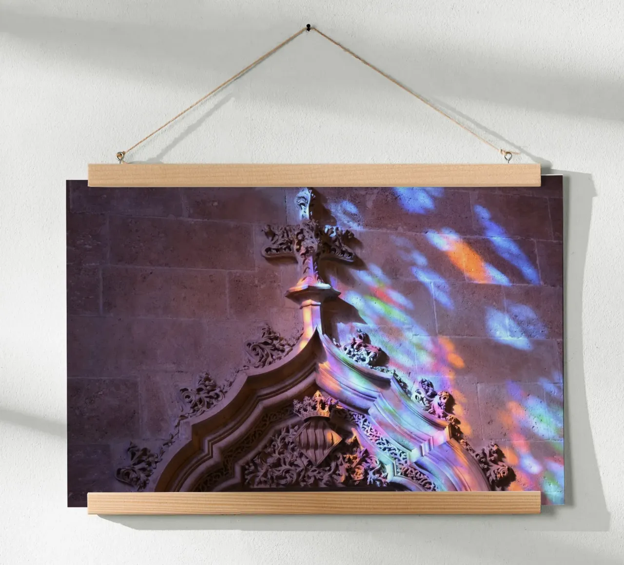 Riflessi colorati nella storica Borsa della seta di Valencia poster con telaio in plastica da byrieneke