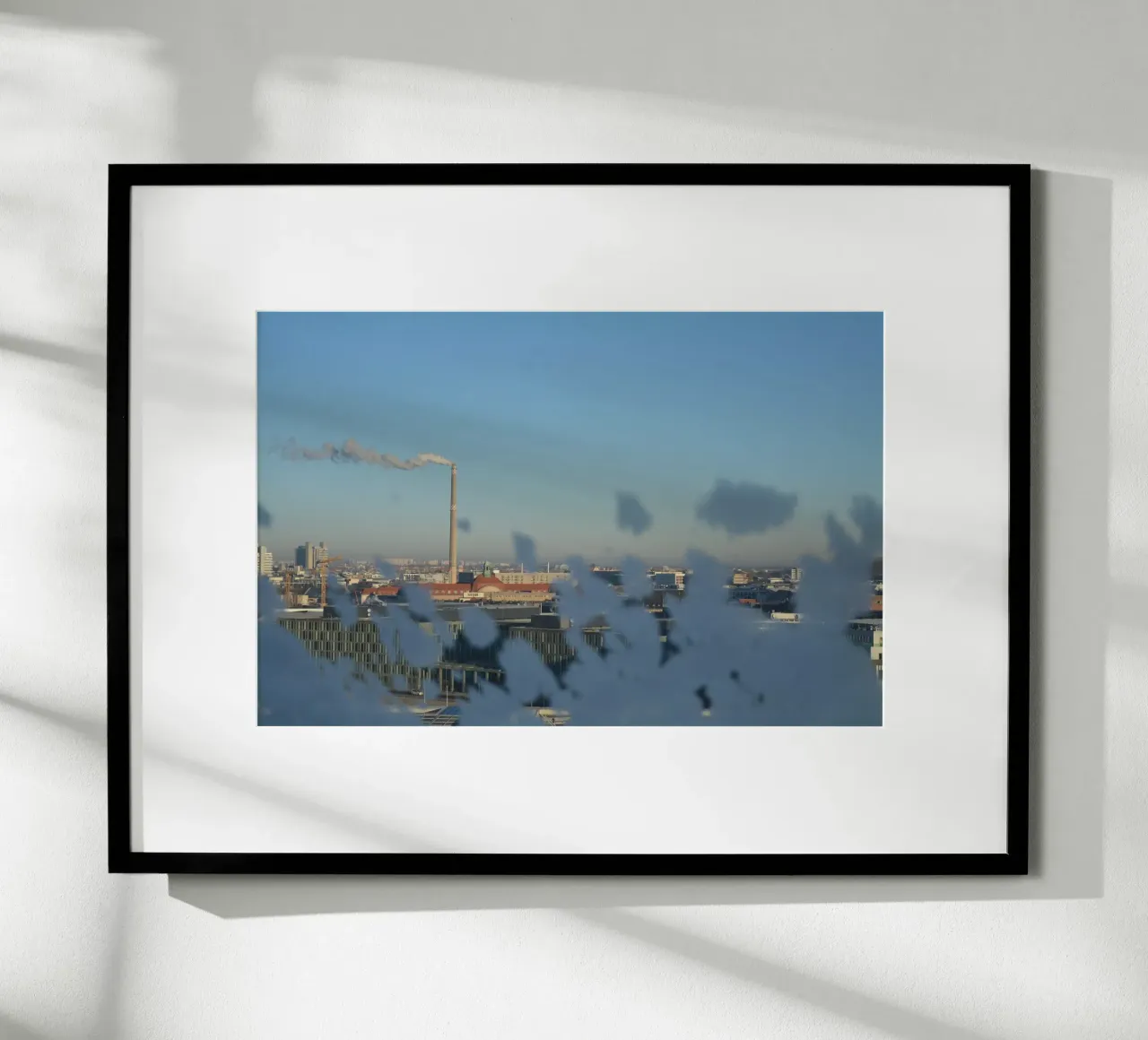 Lo skyline di Berlino dalla cupola del Reichstag con la brina invernale poster da byrieneke