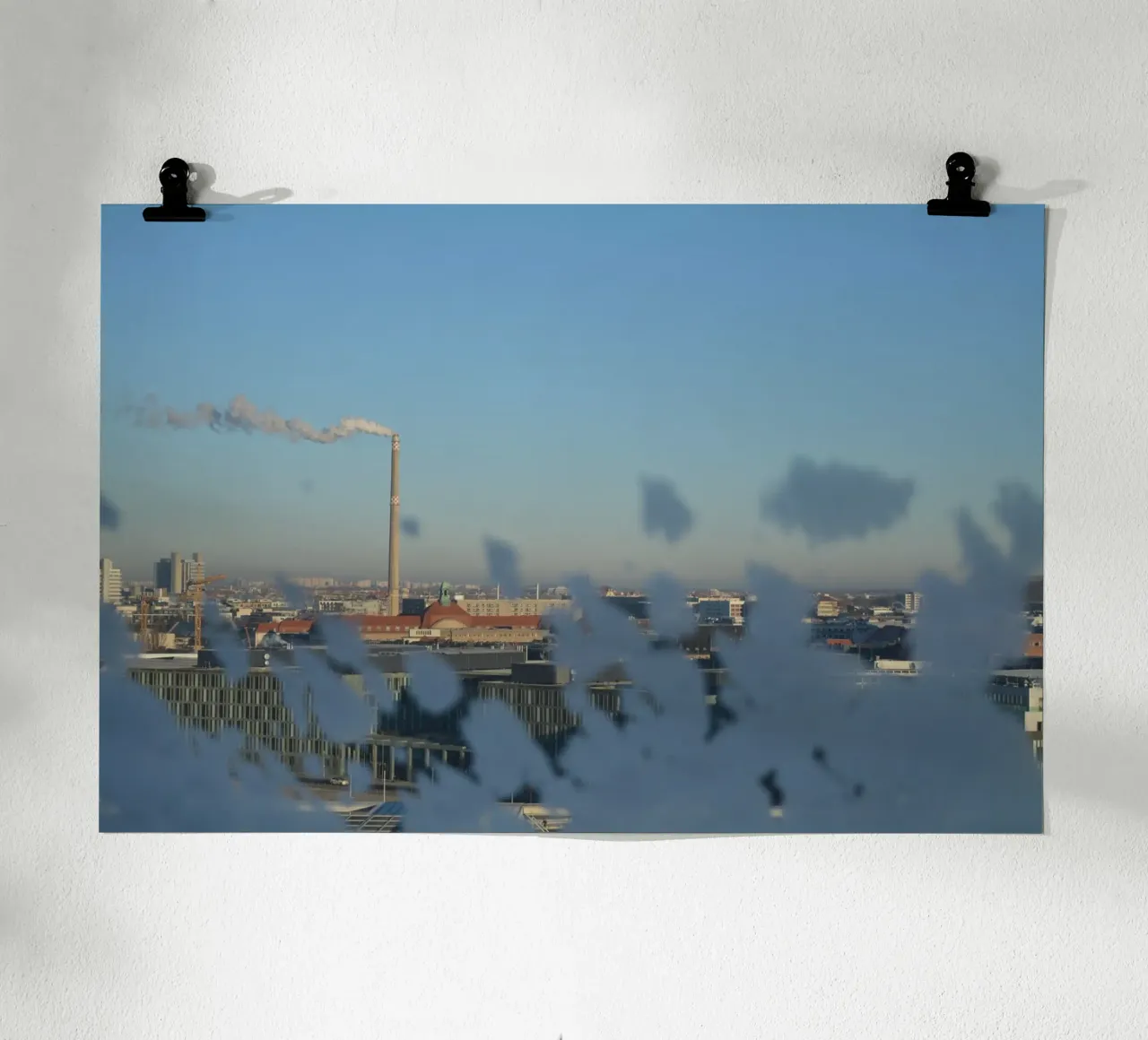 Lo skyline di Berlino dalla cupola del Reichstag con la brina invernale poster da byrieneke