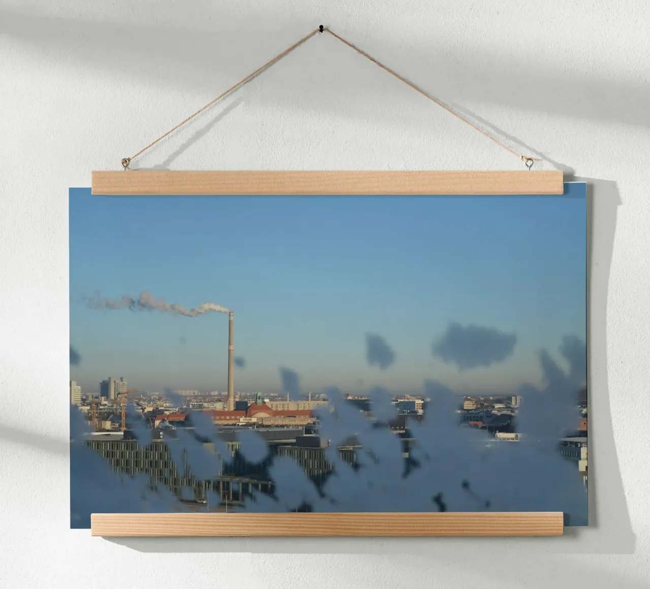 Lo skyline di Berlino dalla cupola del Reichstag con la brina invernale poster da byrieneke