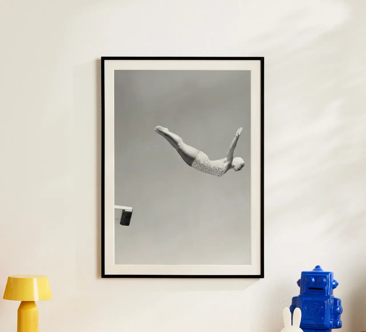 Sprungbrett-Taucher Poster mit Holzrahmen von Brant Varner