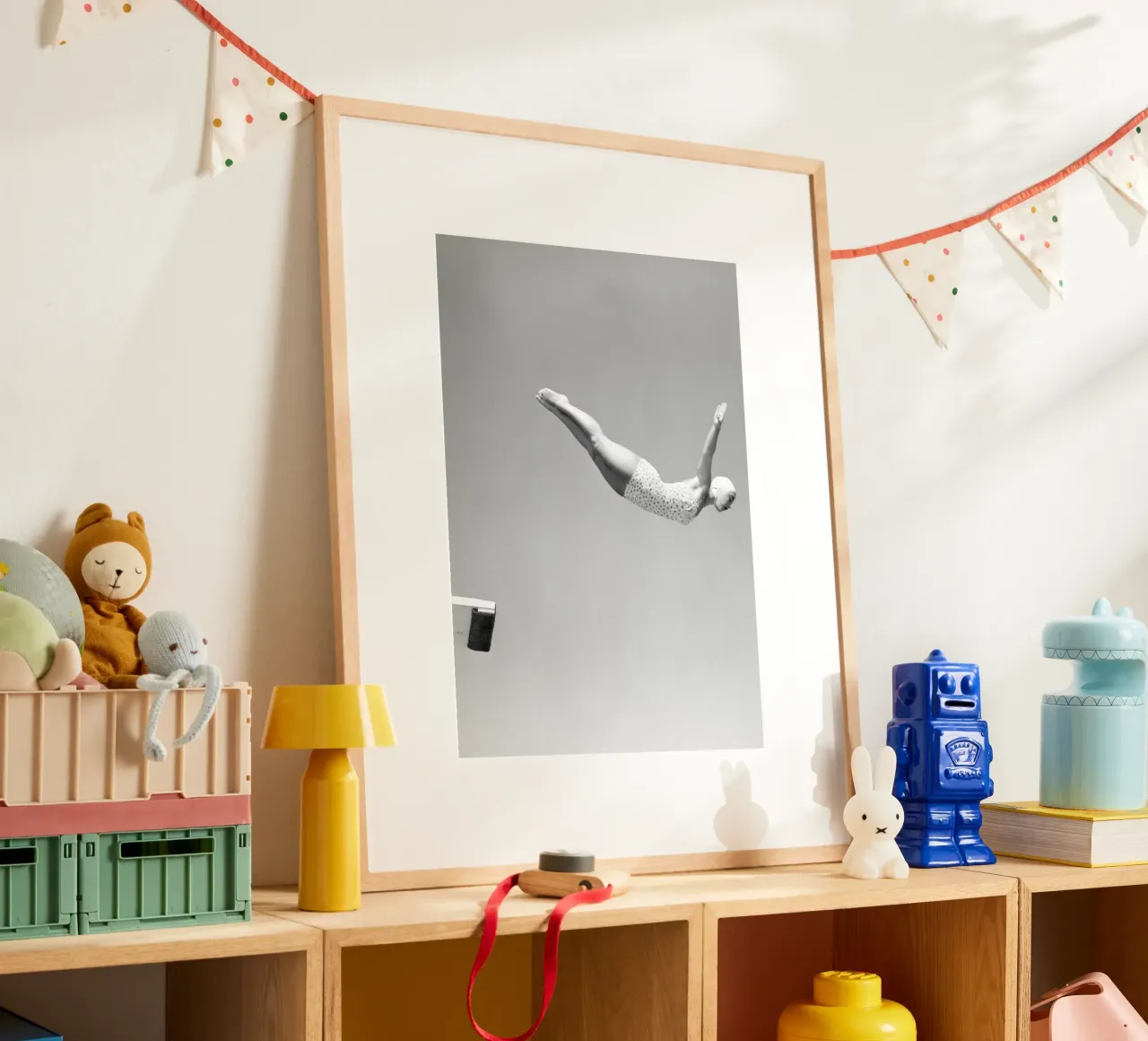 Sprungbrett-Taucher Poster mit Holzrahmen von Brant Varner