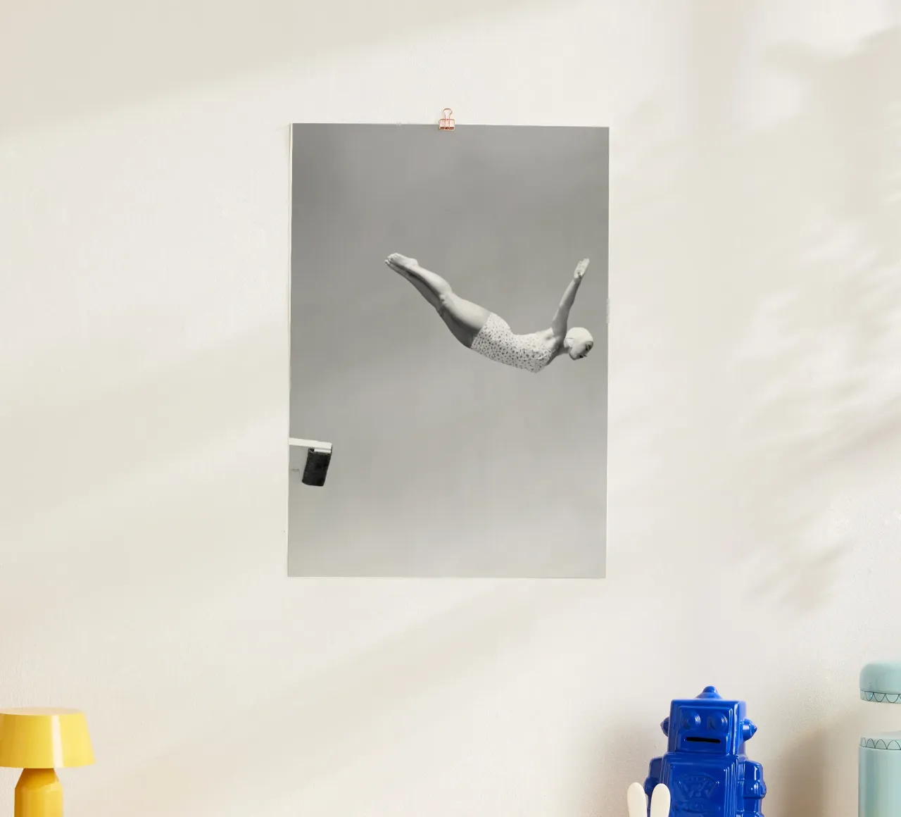 Sprungbrett-Taucher Poster mit Holzrahmen von Brant Varner