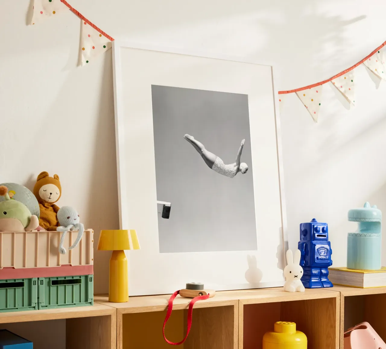 Sprungbrett-Taucher Poster mit Holzrahmen von Brant Varner