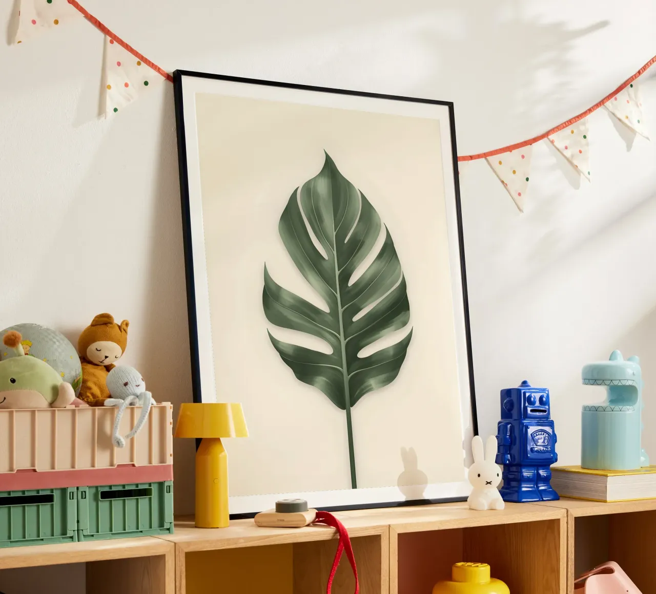 Foglia di uccello del paradiso poster con telaio in legno da The Green Room
