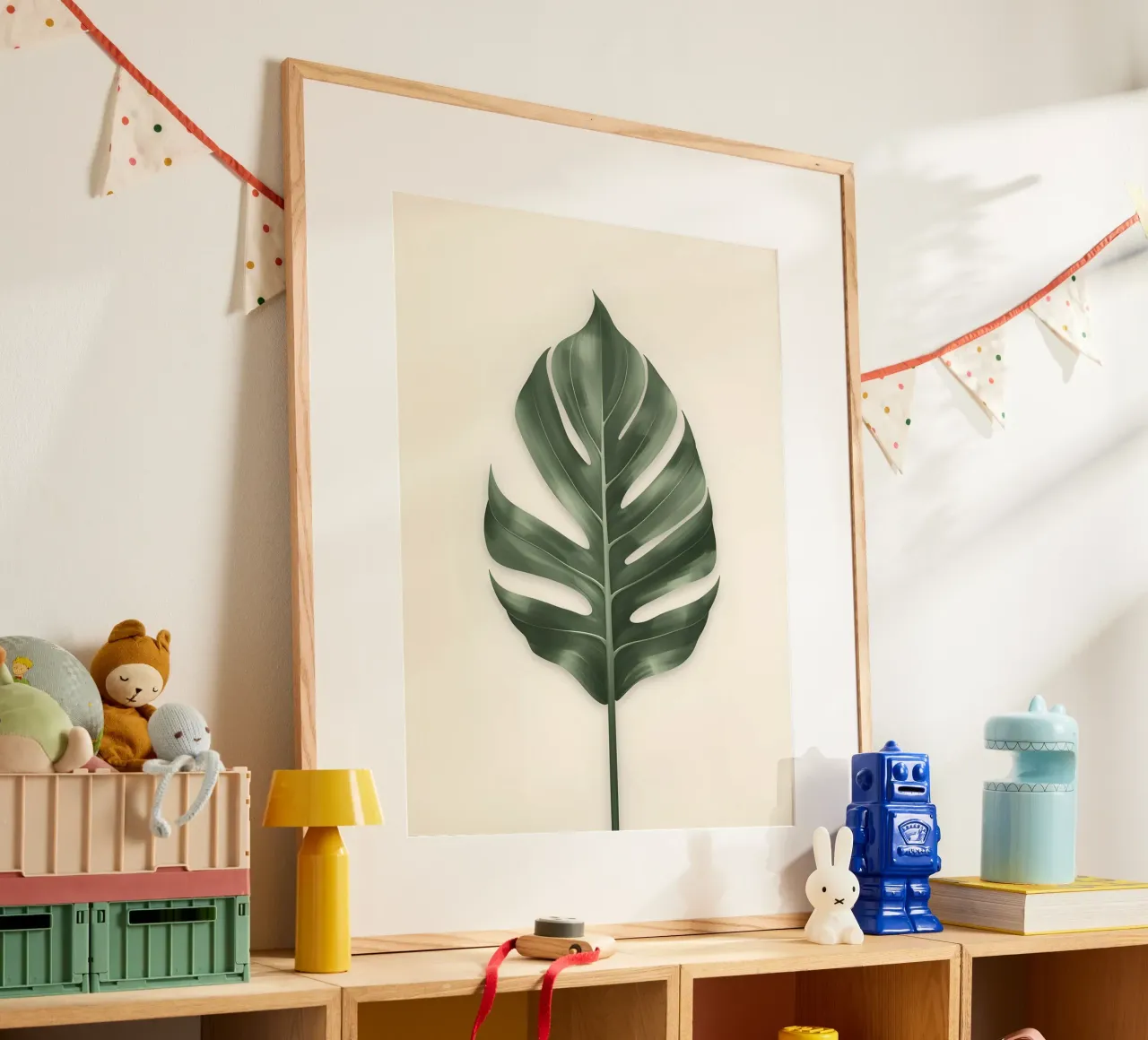 Foglia di uccello del paradiso poster con telaio in legno da The Green Room