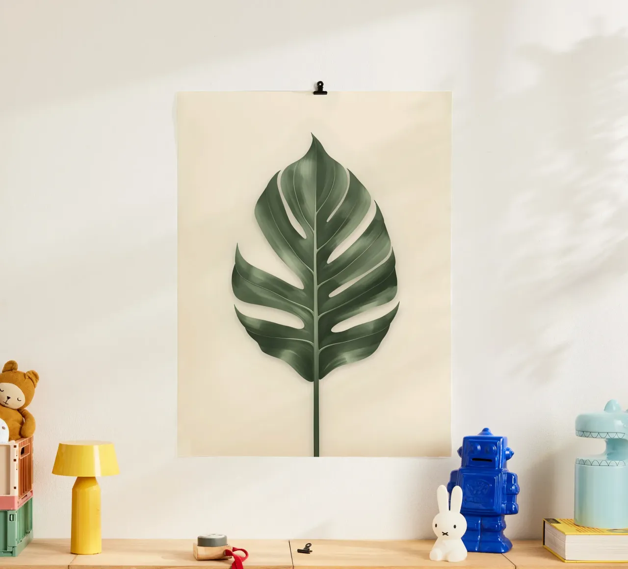 Foglia di uccello del paradiso poster con telaio in legno da The Green Room