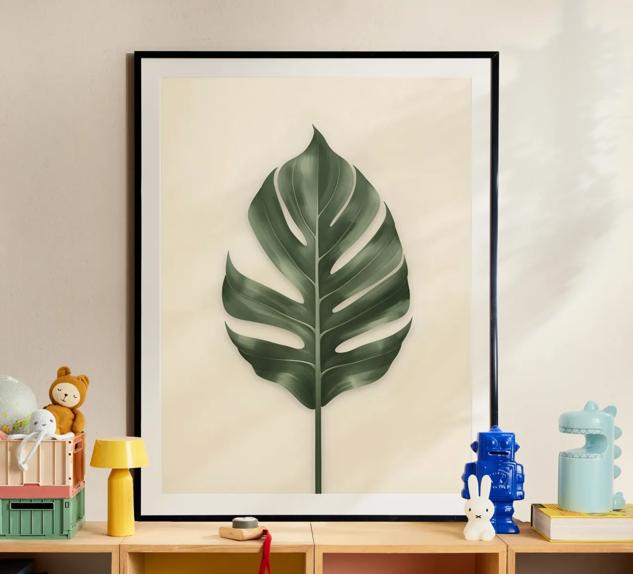 Foglia di uccello del paradiso poster con telaio in legno da The Green Room