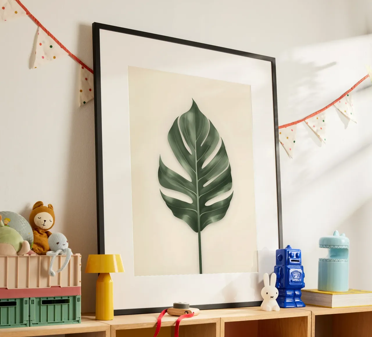 Foglia di uccello del paradiso poster con telaio in legno da The Green Room