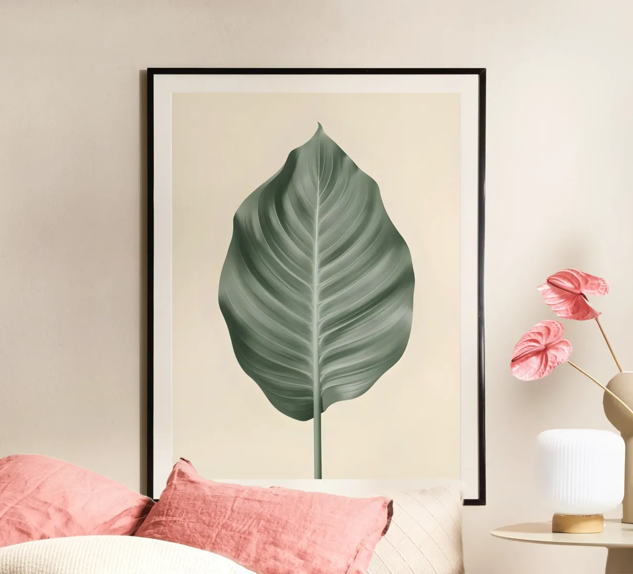 Foglia di uccello del paradiso poster con telaio in legno da The Green Room