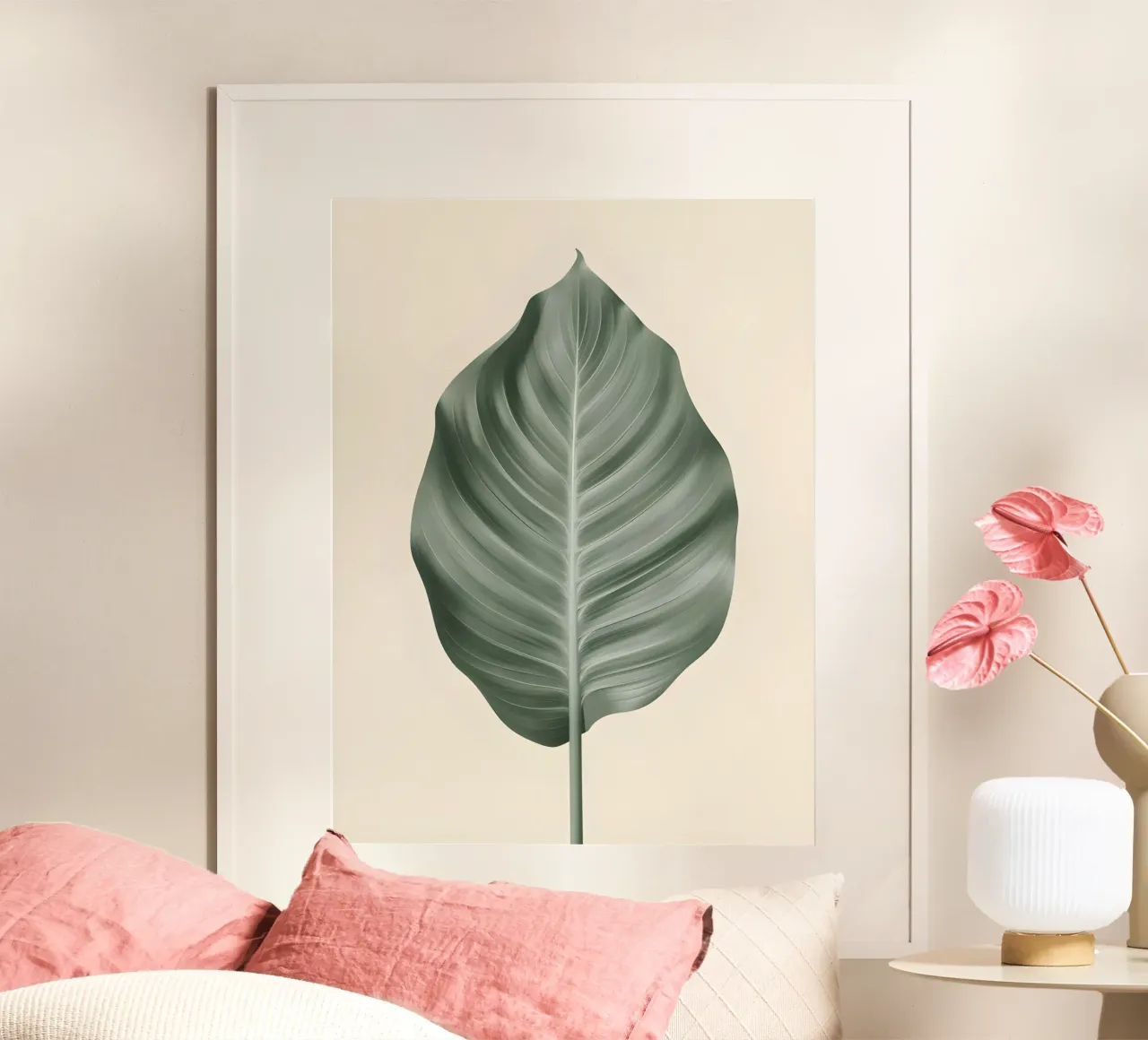 Foglia di uccello del paradiso poster con telaio in legno da The Green Room