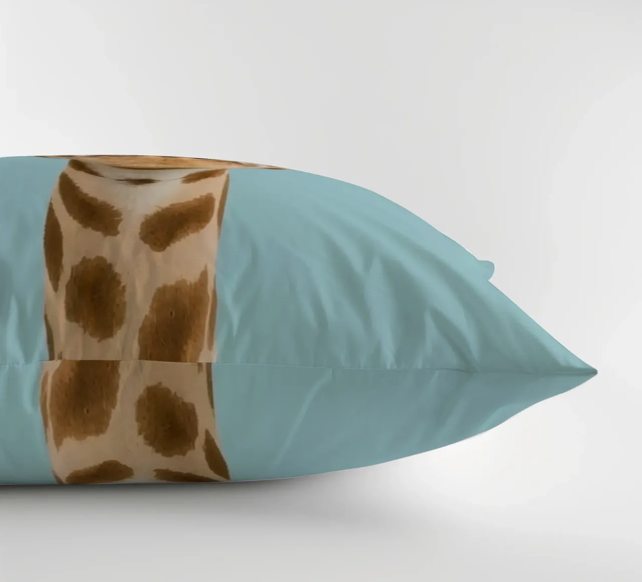Testa e collo di giraffa con corona floreale cuscino da DesignDoodle