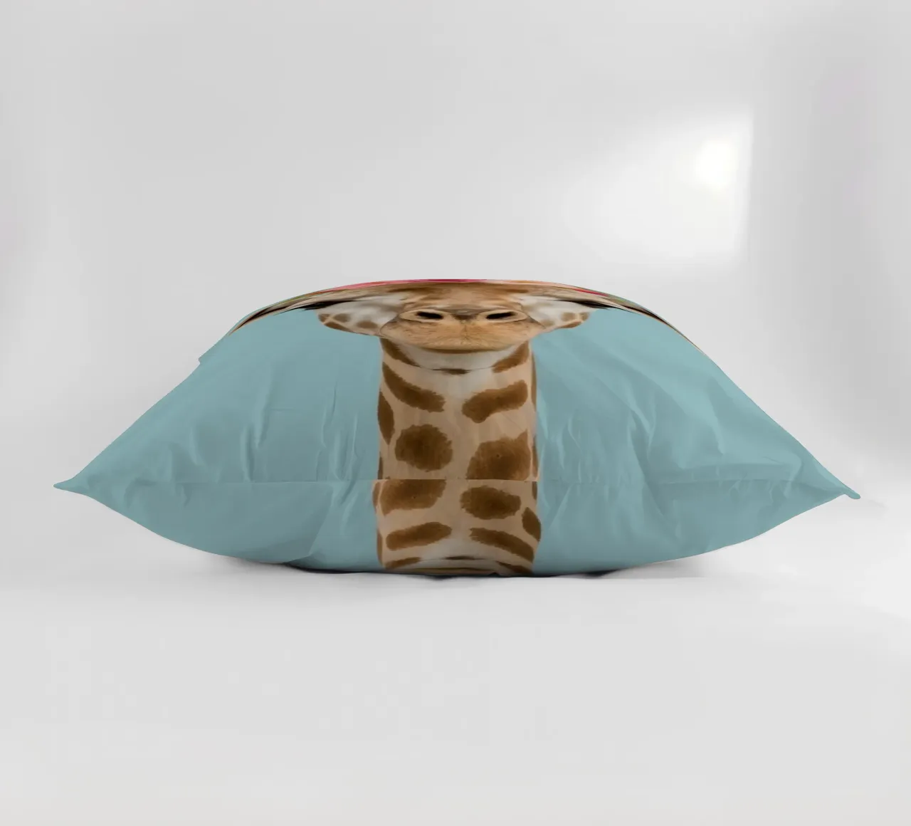 Testa e collo di giraffa con corona floreale cuscino da DesignDoodle
