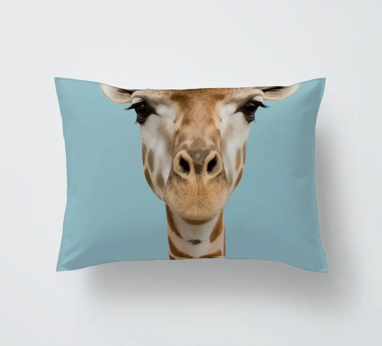 Testa e collo di giraffa con corona floreale cuscino da DesignDoodle