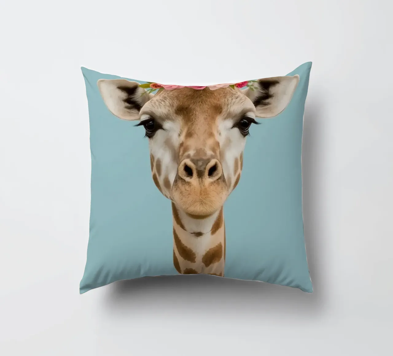 Testa e collo di giraffa con corona floreale cuscino da DesignDoodle