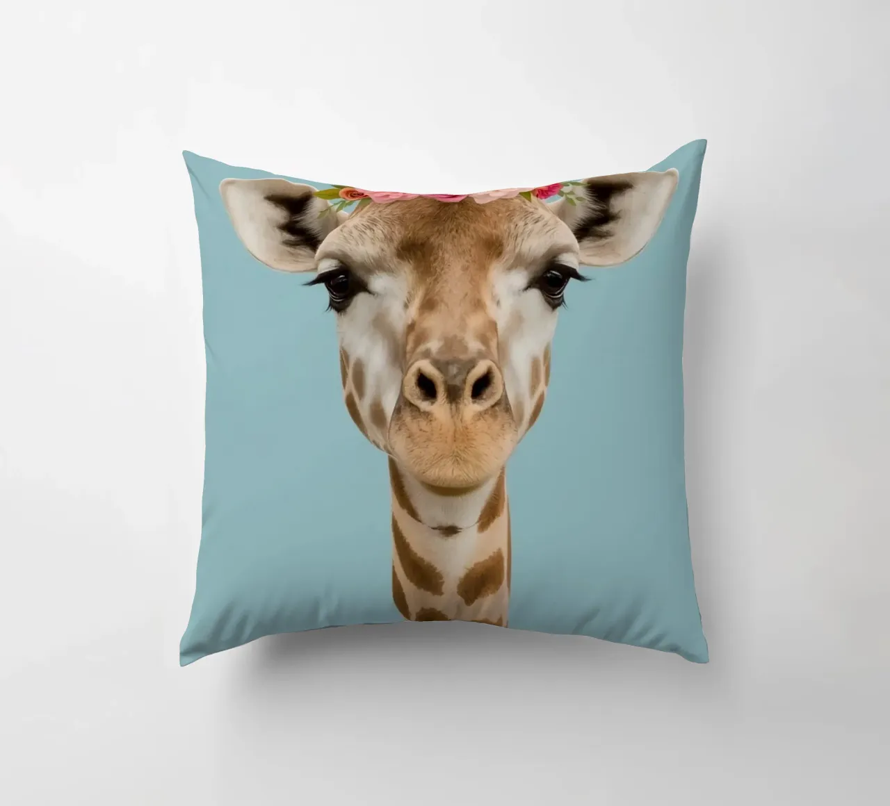 Testa e collo di giraffa con corona floreale cuscino da DesignDoodle