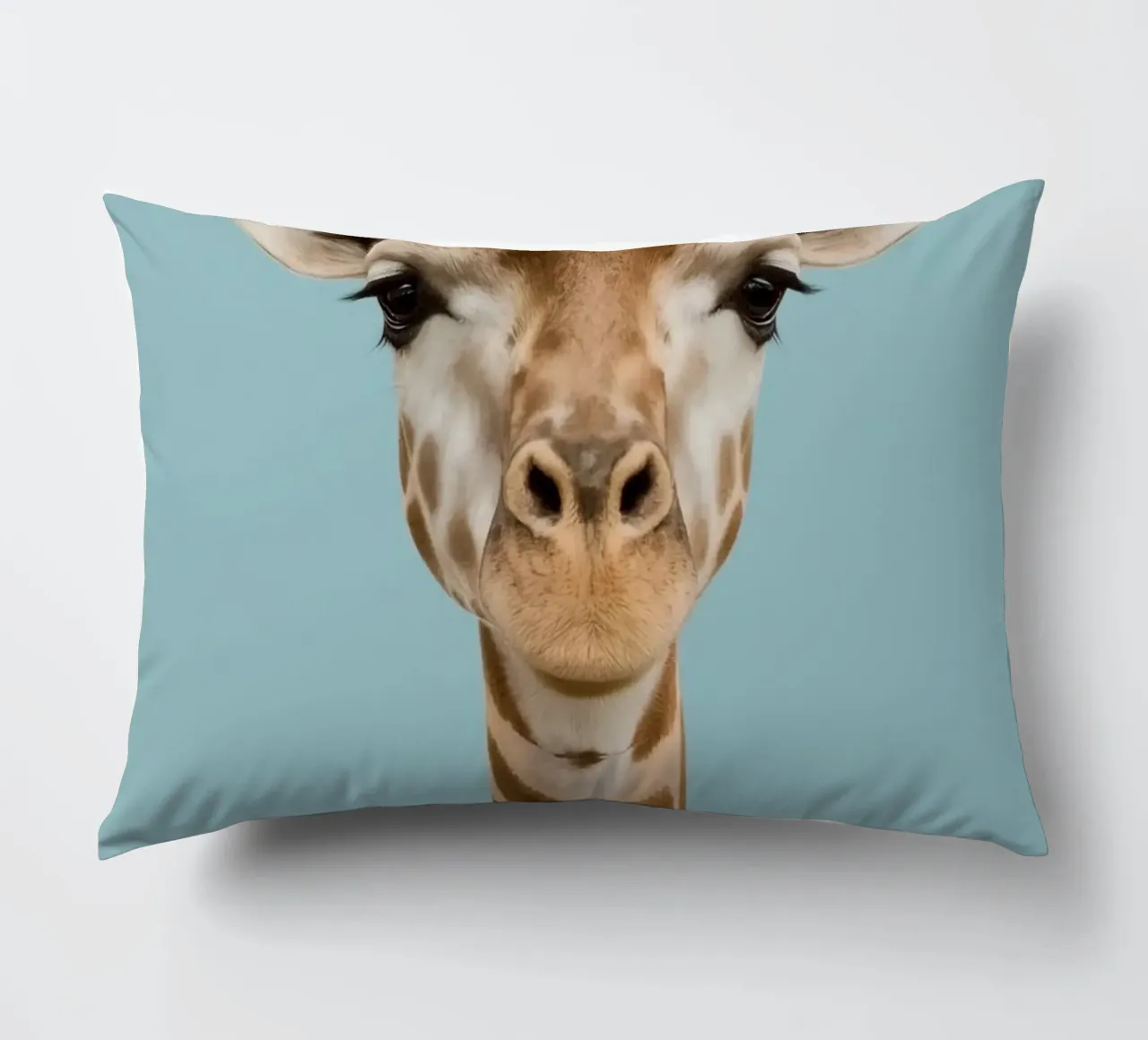 Testa e collo di giraffa con corona floreale cuscino da DesignDoodle
