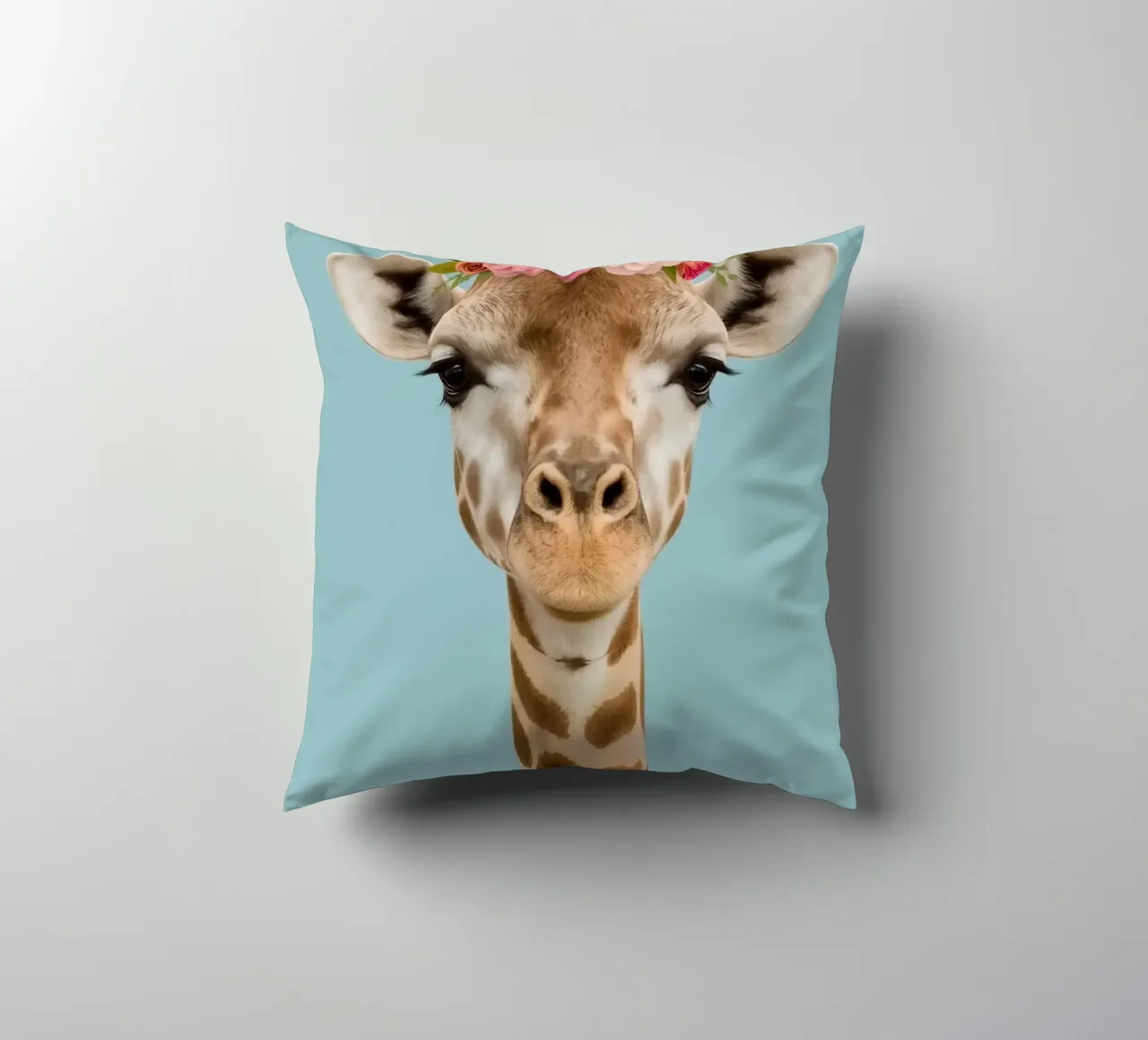 Testa e collo di giraffa con corona floreale cuscino da DesignDoodle