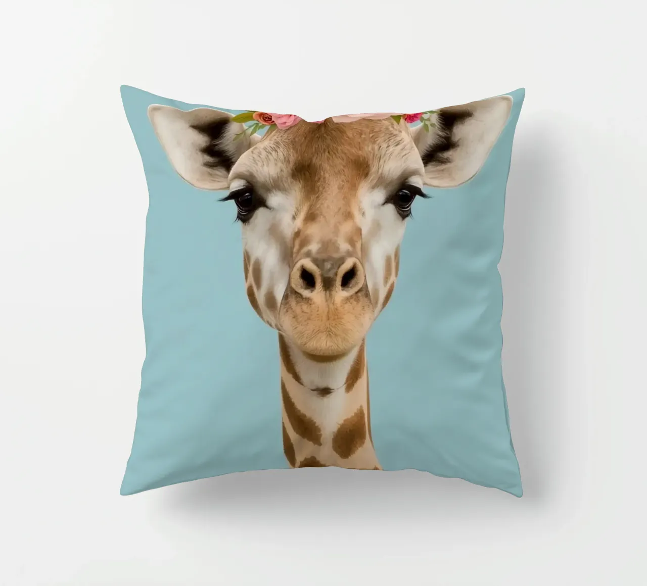 Testa e collo di giraffa con corona floreale cuscino da DesignDoodle