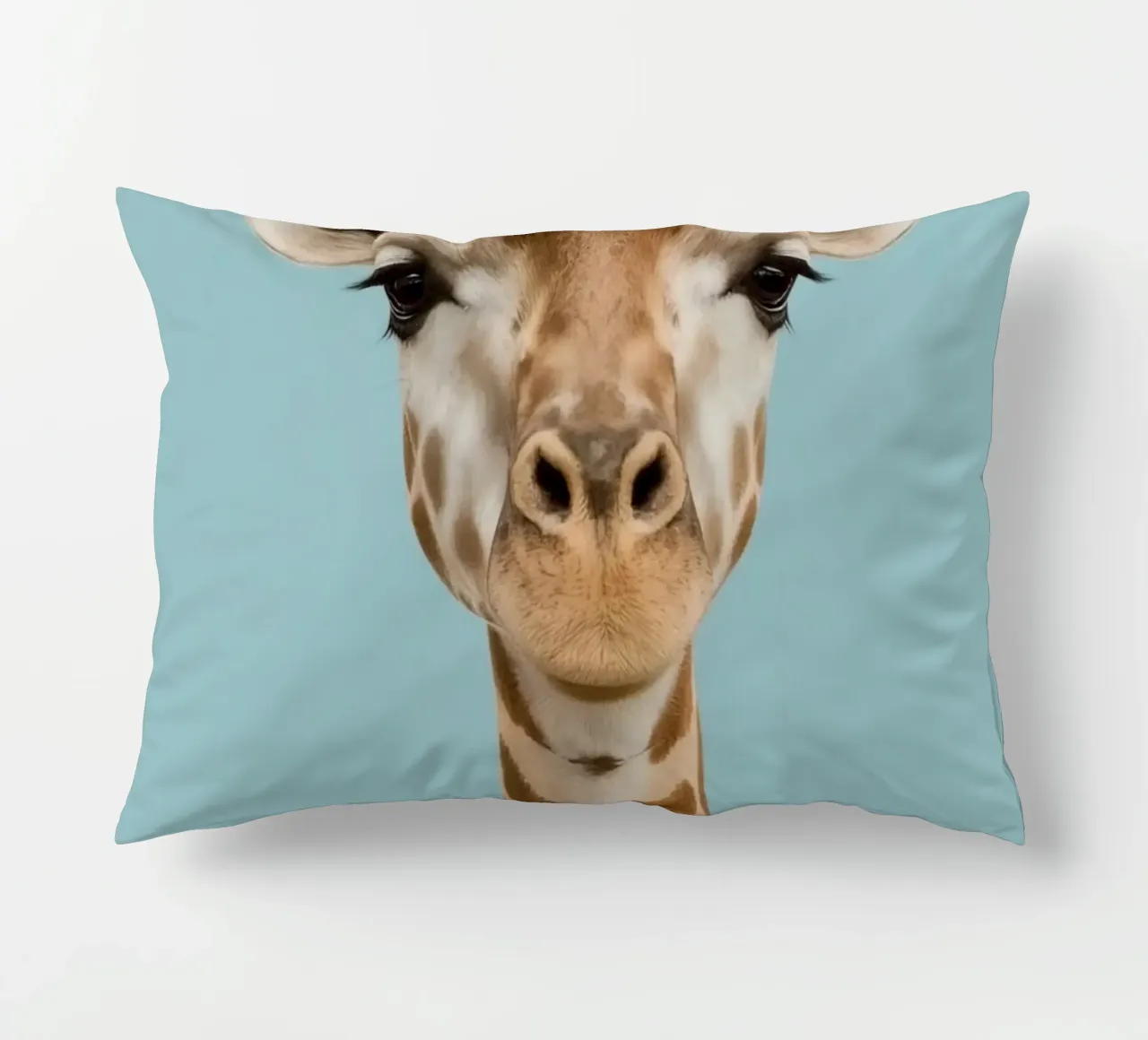 Testa e collo di giraffa con corona floreale cuscino da DesignDoodle