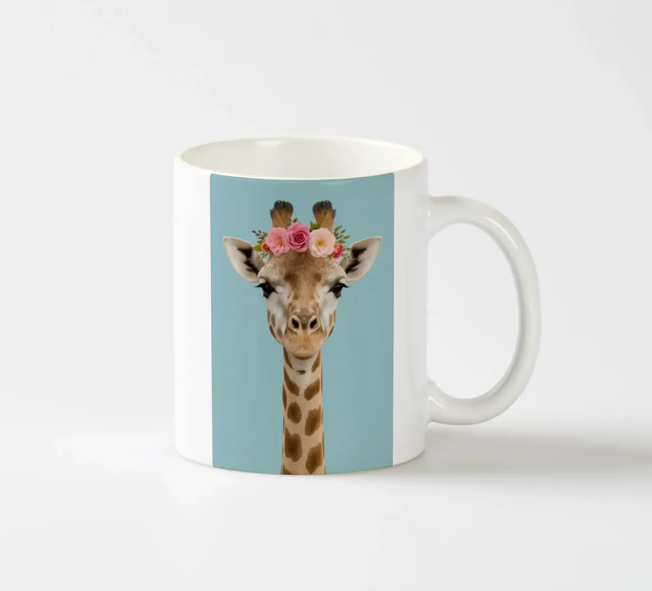 Testa e collo di giraffa con corona floreale tazza in ceramica da DesignDoodle
