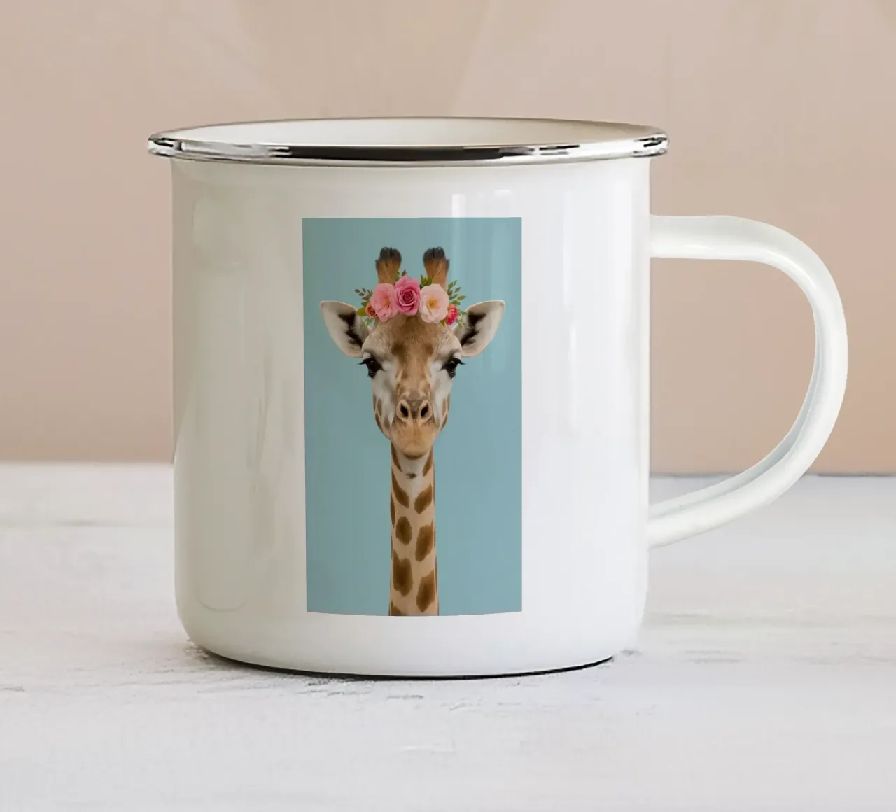 Testa e collo di giraffa con corona floreale tazza in smalto da DesignDoodle