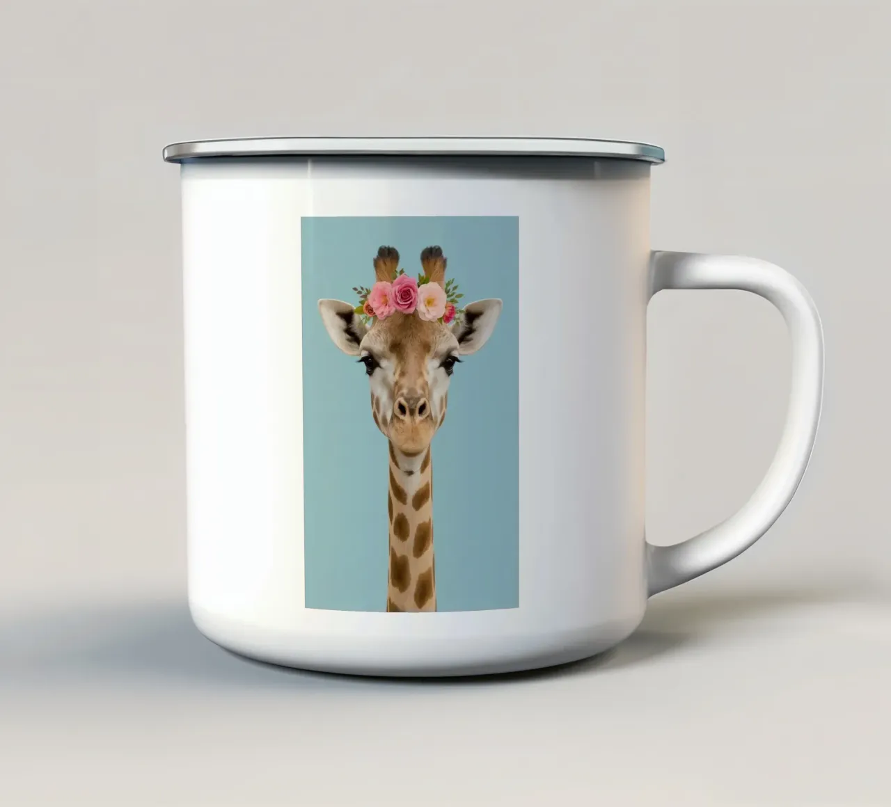 Testa e collo di giraffa con corona floreale tazza in smalto da DesignDoodle