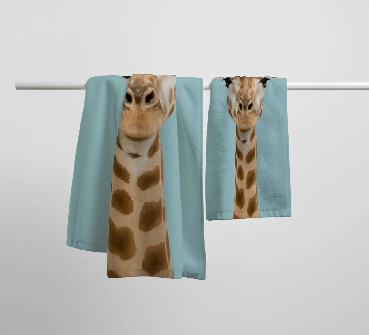 Testa e collo di giraffa con corona floreale asciugamano da bagno da DesignDoodle