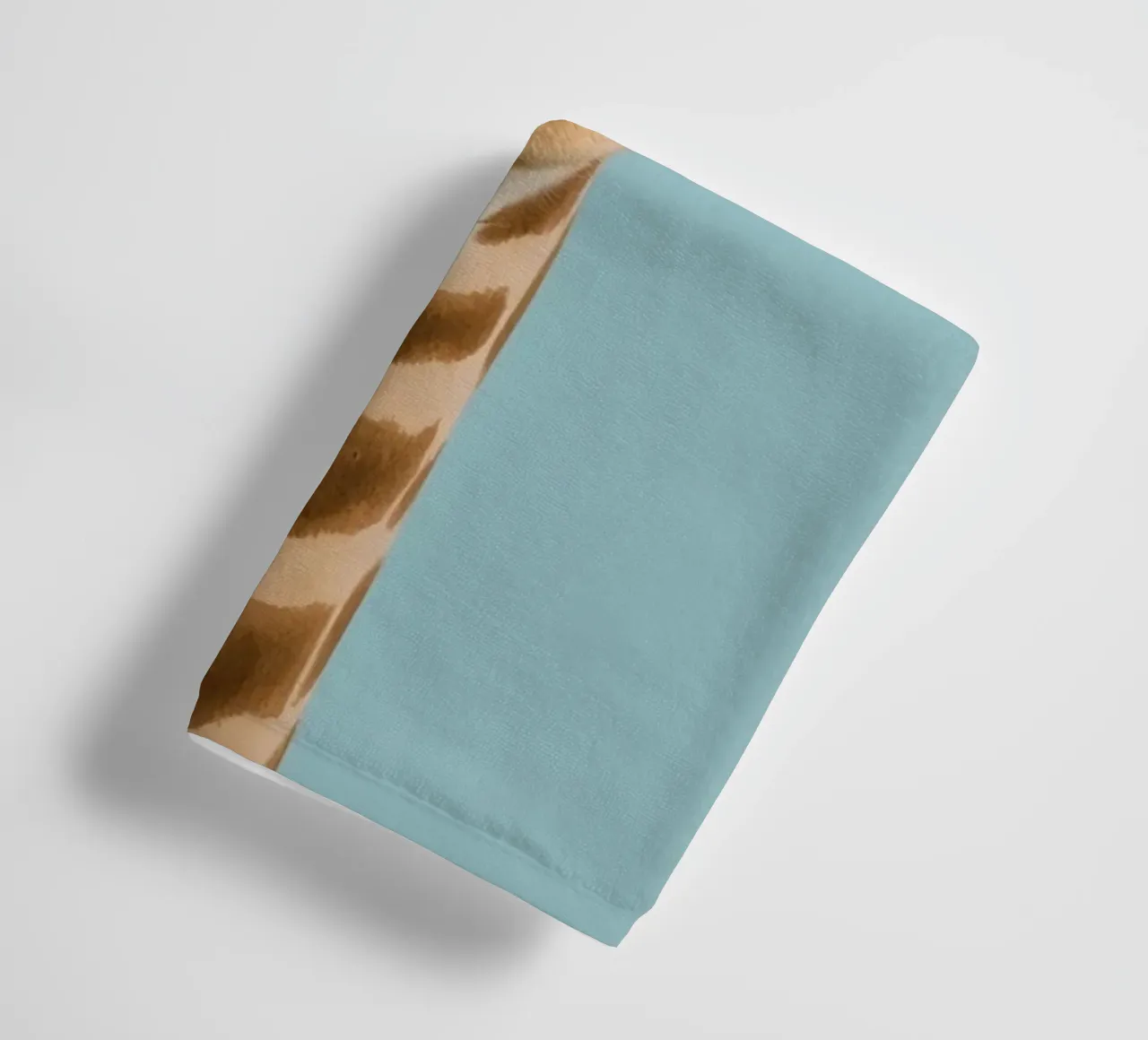 Testa e collo di giraffa con corona floreale asciugamano da bagno da DesignDoodle