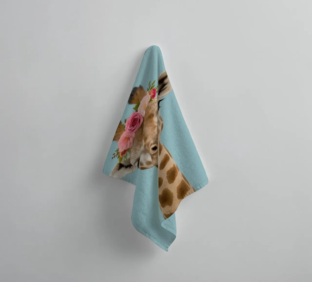 Testa e collo di giraffa con corona floreale asciugamano da bagno da DesignDoodle