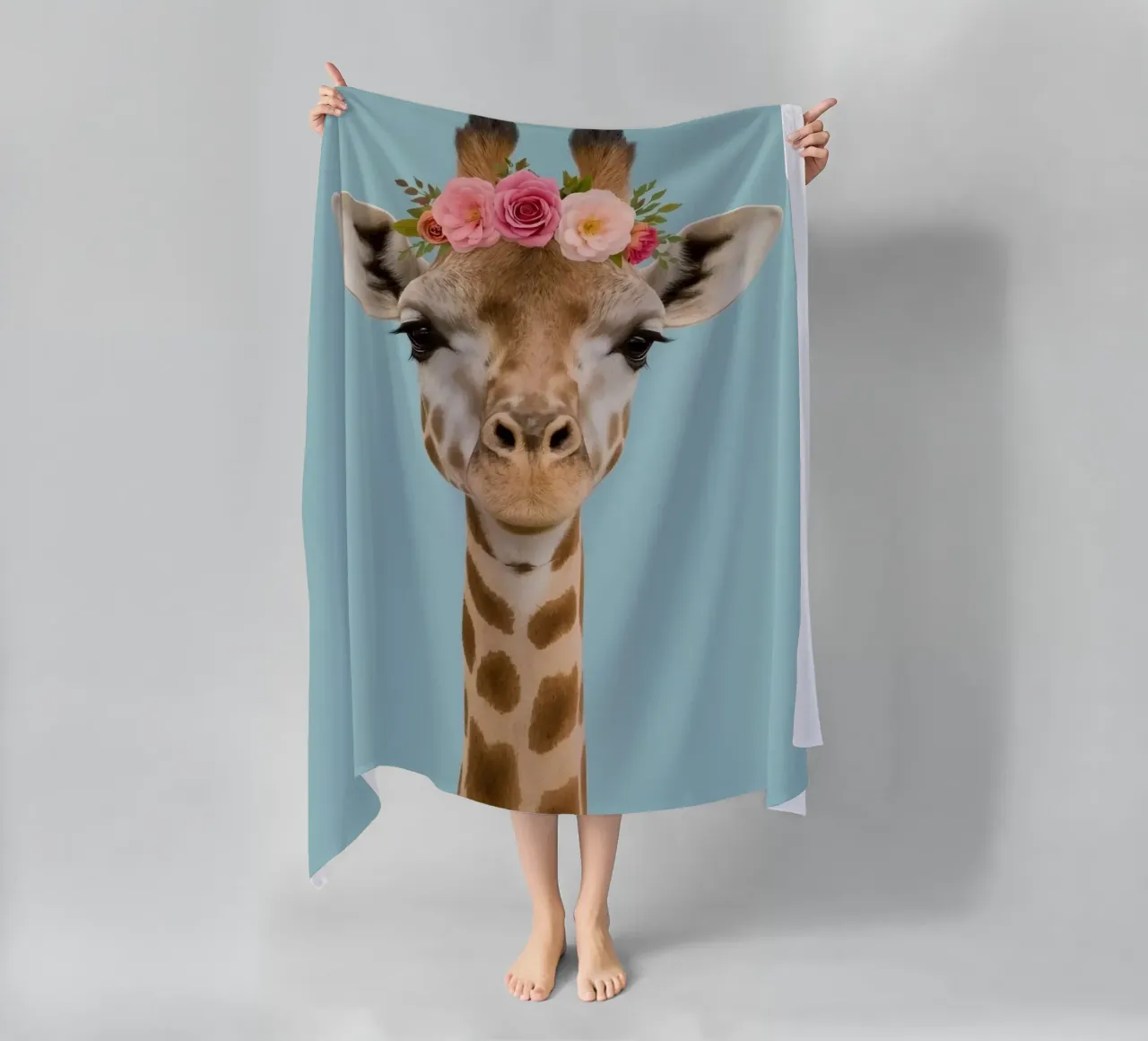 Testa e collo di giraffa con corona floreale telo mare da DesignDoodle