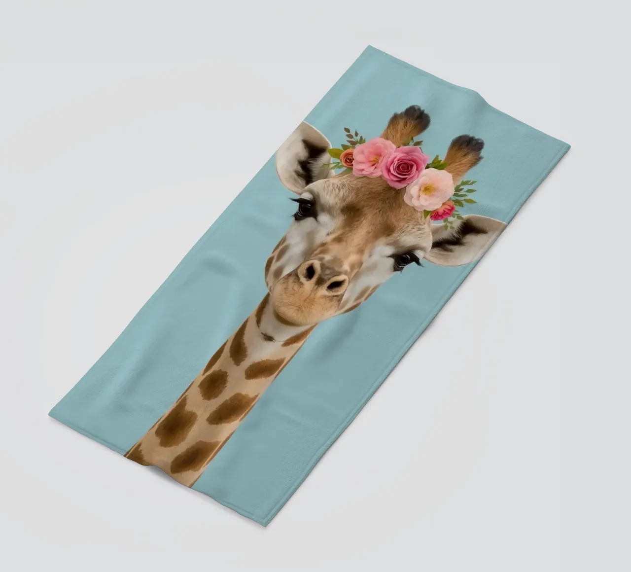 Testa e collo di giraffa con corona floreale telo mare da DesignDoodle