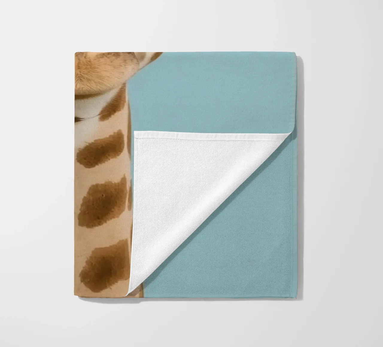 Testa e collo di giraffa con corona floreale telo mare da DesignDoodle