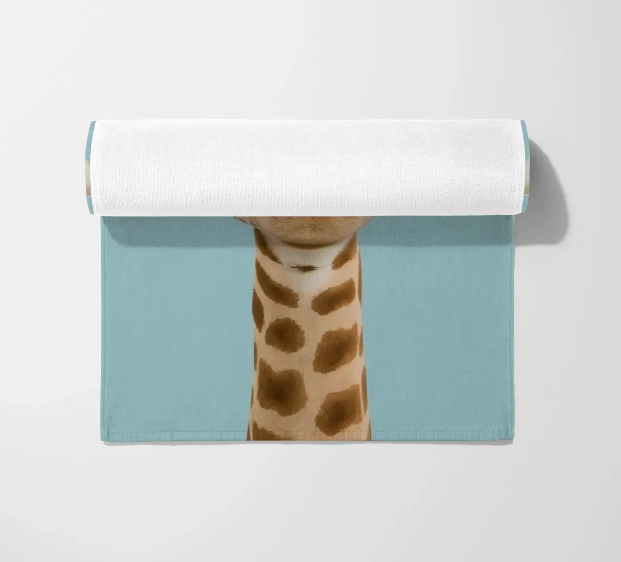 Testa e collo di giraffa con corona floreale telo mare da DesignDoodle