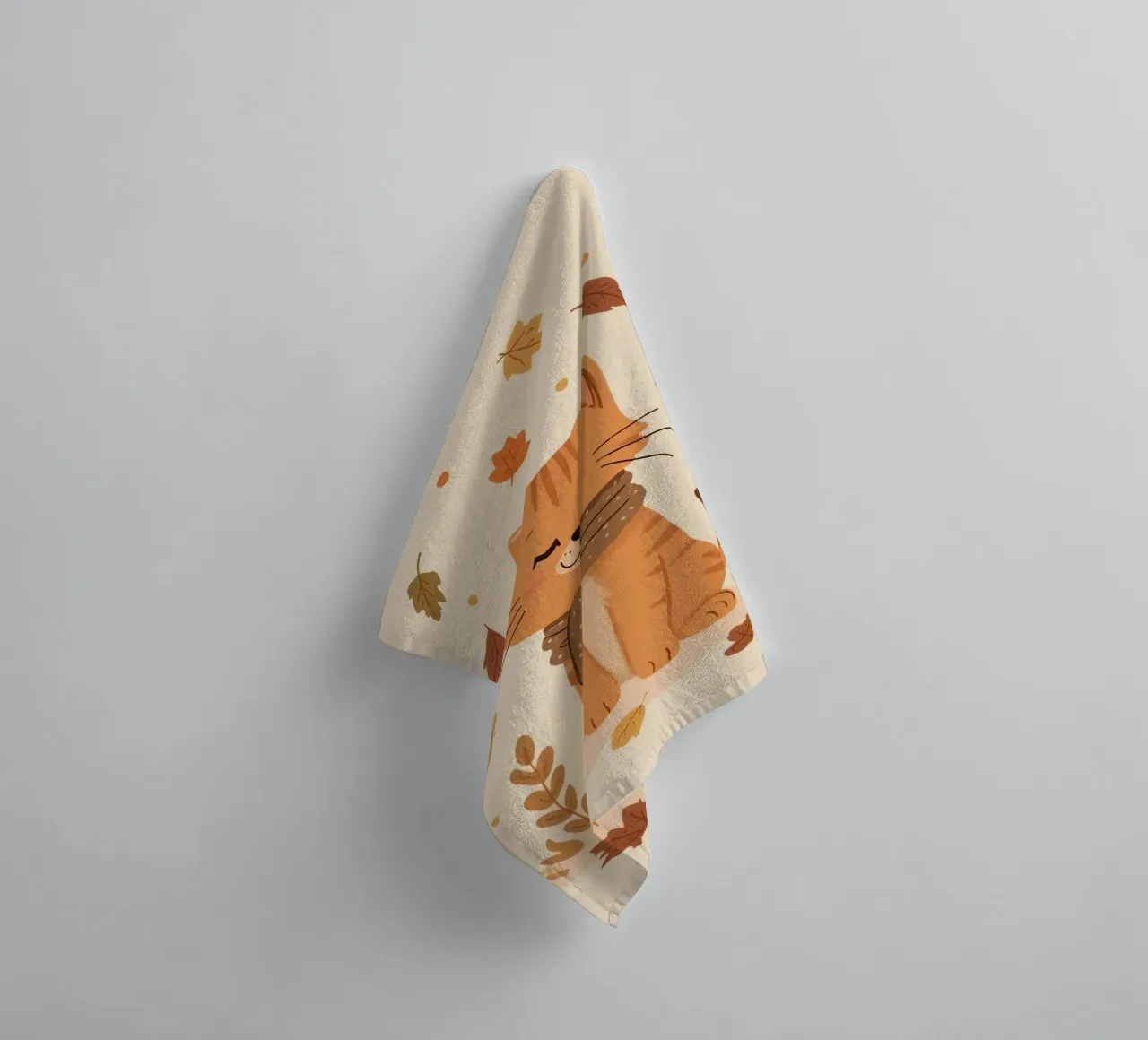 Gatto arancione con sciarpa e foglie d'autunno asciugamano da bagno da DesignDoodle