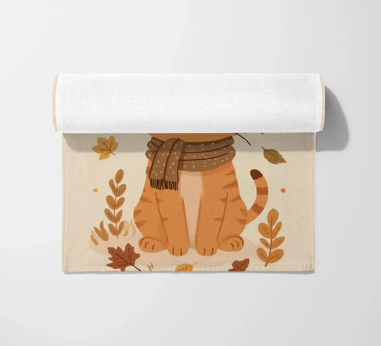 Gatto arancione con sciarpa e foglie d'autunno telo mare da DesignDoodle