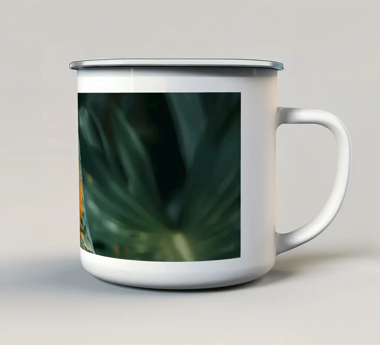 Ara appollaiata su un ramo con sfondo di fogliame tazza in smalto da DesignDoodle
